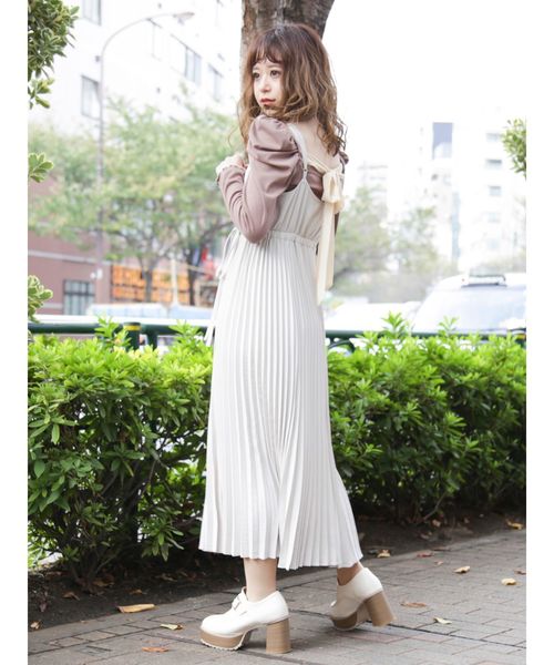 dazzlin（ダズリン）の「プリーツラインディティールワンピース【キャミワンピース】（ワンピース・レディース・ベージュ/カーキ/その他1/ブルー・SMALL/MEDIUM）」の7枚目の写真