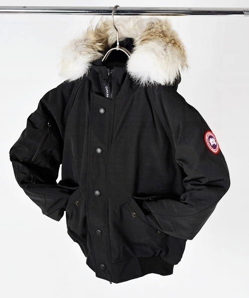 SHIPS（シップス）の「CANADA GOOSE(カナダグース):RUNDLE BOMBER（ダウンジャケット/コート・キッズ・ブラック/レッド/ネイビー・LARGE/X-LARGE/SMALL/X-SMALL/MEDIUM）」の2枚目の写真