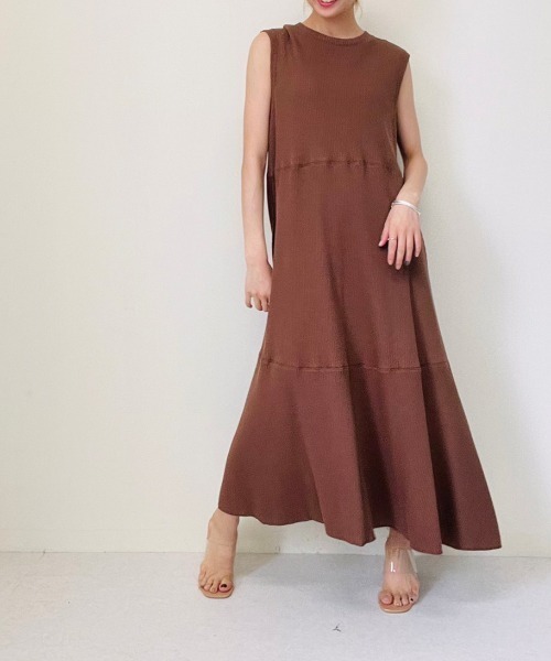 TEVALT(ヴァレット)の「ワッフルティアードワンピース(ワンピース・レディース・ブラウン/オフホワイト/グリーン・38)」の1枚目の写真