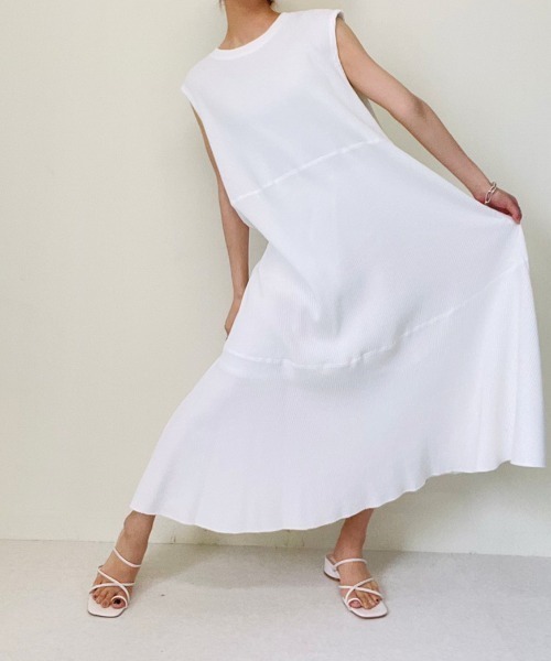 TEVALT(ヴァレット)の「ワッフルティアードワンピース(ワンピース・レディース・ブラウン/オフホワイト/グリーン・38)」の2枚目の写真