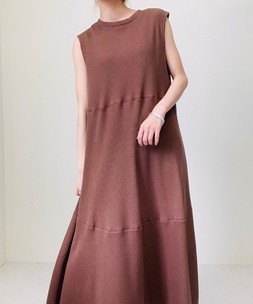 TEVALT(ヴァレット)の「ワッフルティアードワンピース(ワンピース・レディース・ブラウン/オフホワイト/グリーン・38)」の13枚目の写真