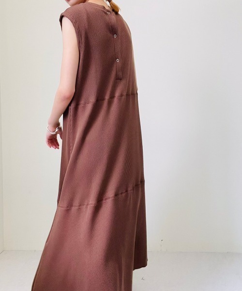 TEVALT(ヴァレット)の「ワッフルティアードワンピース(ワンピース・レディース・ブラウン/オフホワイト/グリーン・38)」の11枚目の写真