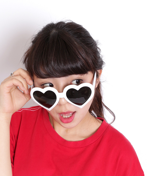 WEGO（ウィゴー）の「WEGO/ハートサングラス（サングラス・レディース・ホワイト/サックスブルー/パープル/ライトパープル/ピンク/ライトピンク/レッド/ブラック/イエロー/ライトイエロー/ブルー/オレンジ/グリーン/ターコイズブルー/ピンク系その他/オレンジ系その他・FREE）」の2枚目の写真