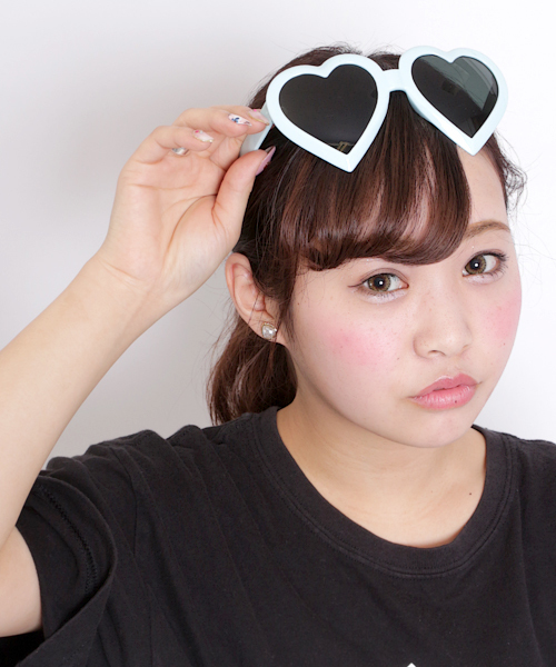 WEGO（ウィゴー）の「WEGO/ハートサングラス（サングラス・レディース・ホワイト/サックスブルー/パープル/ライトパープル/ピンク/ライトピンク/レッド/ブラック/イエロー/ライトイエロー/ブルー/オレンジ/グリーン/ターコイズブルー/ピンク系その他/オレンジ系その他・FREE）」の5枚目の写真