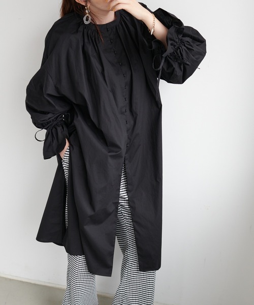 DISCOAT（ディスコート）の「ブロード多釦使いチュニックシャツ（シャツ/ブラウス・レディース・ブラック/オフホワイト/サックスブルー/ブロンズ・FREE）」の3枚目の写真