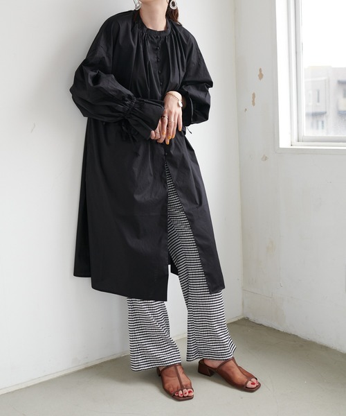 DISCOAT（ディスコート）の「ブロード多釦使いチュニックシャツ（シャツ/ブラウス・レディース・ブラック/オフホワイト/サックスブルー/ブロンズ・FREE）」の22枚目の写真