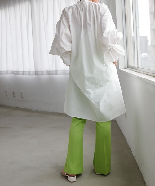 DISCOAT（ディスコート）の「ブロード多釦使いチュニックシャツ（シャツ/ブラウス・レディース・ブラック/オフホワイト/サックスブルー/ブロンズ・FREE）」の14枚目の写真