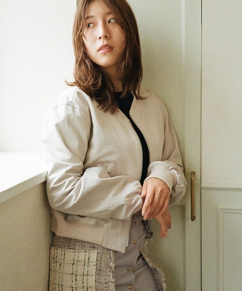 REDYAZEL(レディアゼル)の「チュールボリューム袖MA-1(ブルゾン・レディース・グリーン/ベージュ/ネイビー・FREE)」の7枚目の写真
