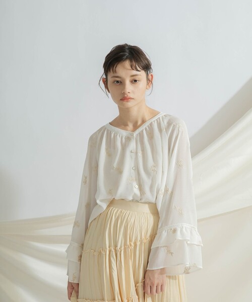 GRACE CONTINENTAL（グレースコンチネンタル）の「楊柳刺繍ブラウス（シャツ/ブラウス・レディース・ホワイト/グリーン・36）」の2枚目の写真