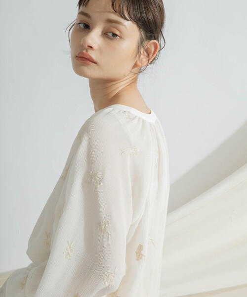 GRACE CONTINENTAL（グレースコンチネンタル）の「楊柳刺繍ブラウス（シャツ/ブラウス・レディース・ホワイト/グリーン・36）」の5枚目の写真
