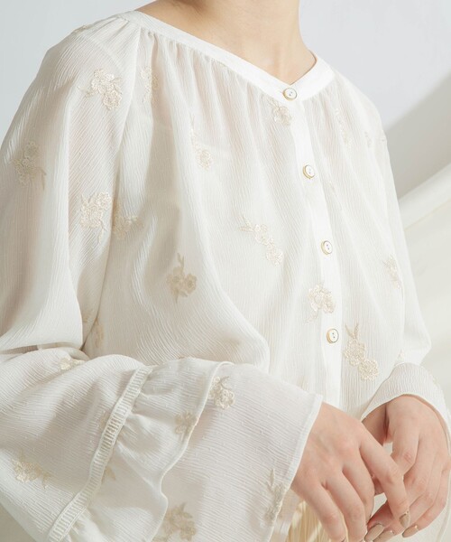 GRACE CONTINENTAL（グレースコンチネンタル）の「楊柳刺繍ブラウス（シャツ/ブラウス・レディース・ホワイト/グリーン・36）」の7枚目の写真