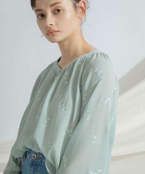 GRACE CONTINENTAL（グレースコンチネンタル）の「楊柳刺繍ブラウス（シャツ/ブラウス・レディース・ホワイト/グリーン・36）」の12枚目の写真