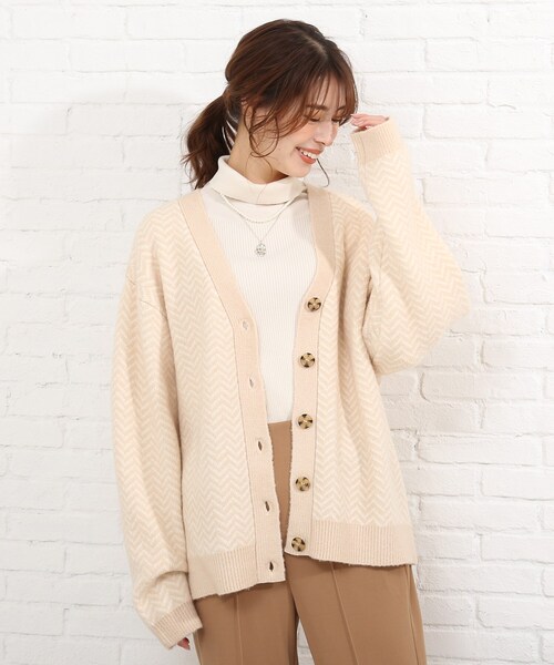 SHOO・LA・RUE(シューラルー)の「◆へリンボーン柄ジャガードニットカーディガン(カーディガン/ボレロ・レディース・ベージュ系その他6/ブラック系3・00)」の3枚目の写真