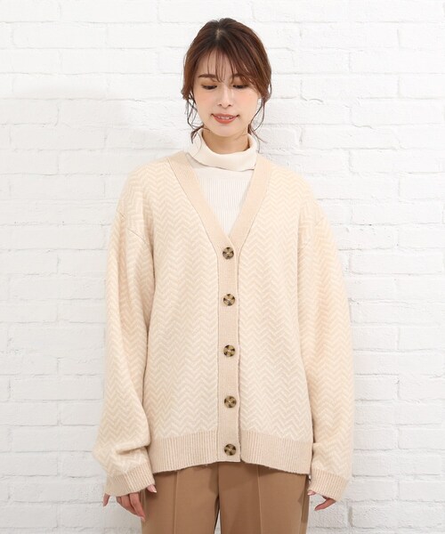 SHOO・LA・RUE(シューラルー)の「◆へリンボーン柄ジャガードニットカーディガン(カーディガン/ボレロ・レディース・ベージュ系その他6/ブラック系3・00)」の4枚目の写真