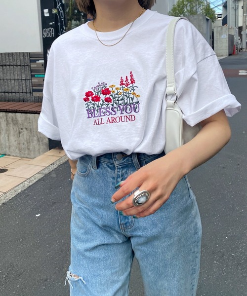 WHO'S WHO gallery(フーズフーギャラリー)の「【BLESS YOU/ブレスユー】フラワーバンチTEE(Tシャツ/カットソー・レディース・グリーン/ホワイト/アッシュグレー/ネイビー/サックスブルー・FREE)」の2枚目の写真