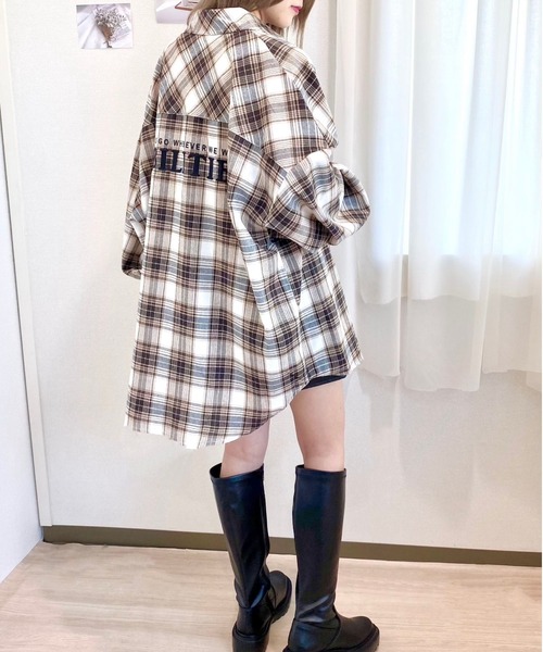 CECIL McBEE(セシルマクビー)の「バックロゴ刺繍チェックシャツ(シャツ/ブラウス・レディース・グレー/ライトベージュ/ベージュ/ブラウン・MEDIUM)」の4枚目の写真
