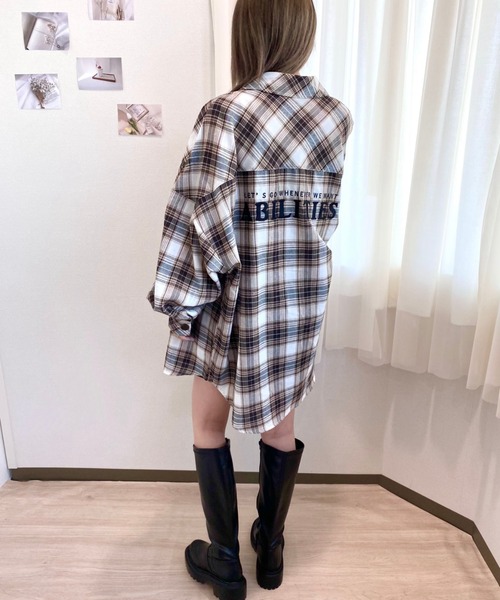 CECIL McBEE(セシルマクビー)の「バックロゴ刺繍チェックシャツ(シャツ/ブラウス・レディース・グレー/ライトベージュ/ベージュ/ブラウン・MEDIUM)」の14枚目の写真