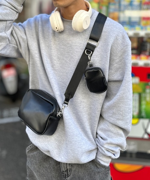 CLEA（クレア）の「マルチケース付きスクエアショルダーミニボディ