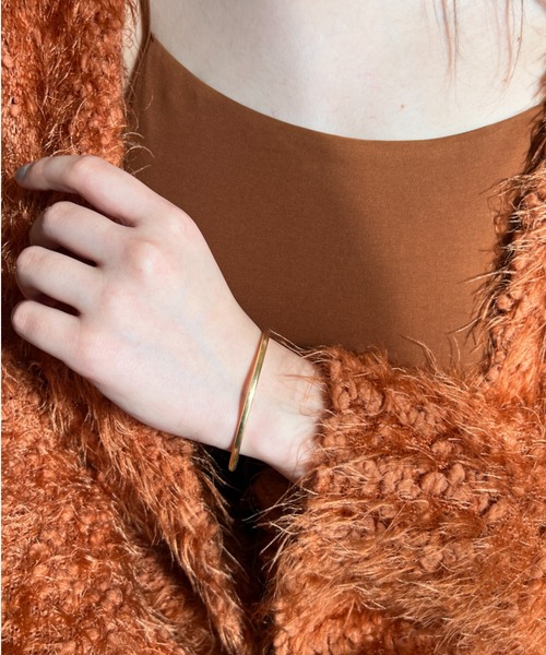 ciite'（シーテ）の「細幅シンプル メタルバングル（バングル/リストバンド・レディース・ゴールド/シルバー・FREE）」の3枚目の写真