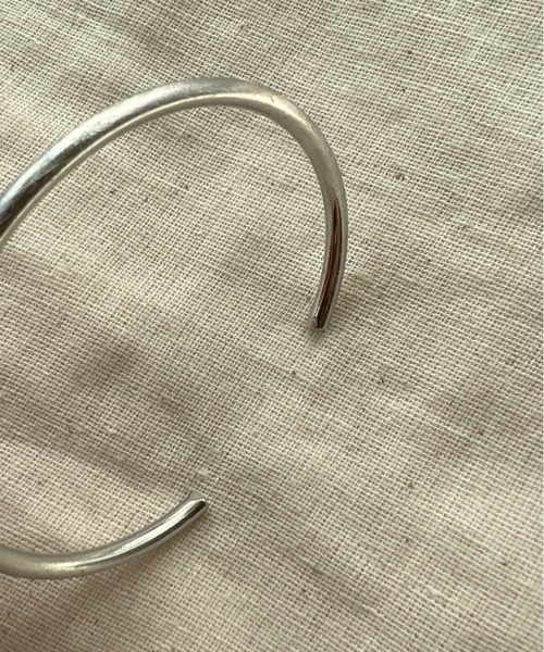 ciite'（シーテ）の「細幅シンプル メタルバングル（バングル/リストバンド・レディース・ゴールド/シルバー・FREE）」の7枚目の写真