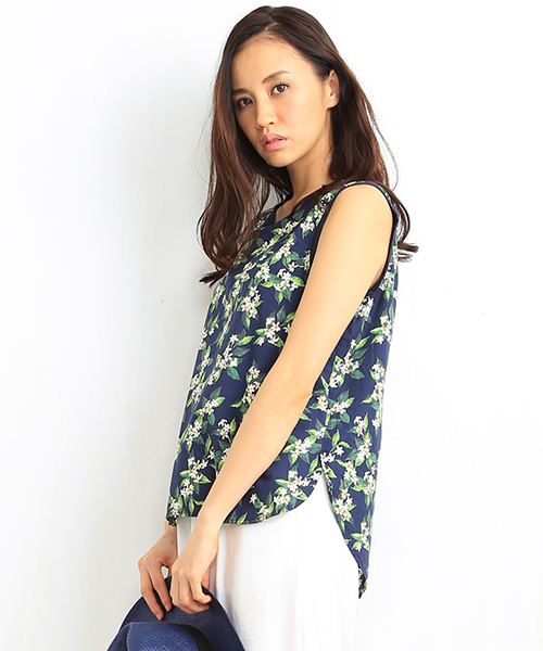 B:MING by BEAMS(ビーミングバイビームス)の「<InRed 6・7月号掲載>ビーミング by ビームス / プリントノースリーブブラウス(シャツ/ブラウス・レディース・ネイビー/サックスブルー/ホワイト/オフホワイト・ONE SIZE)」の4枚目の写真