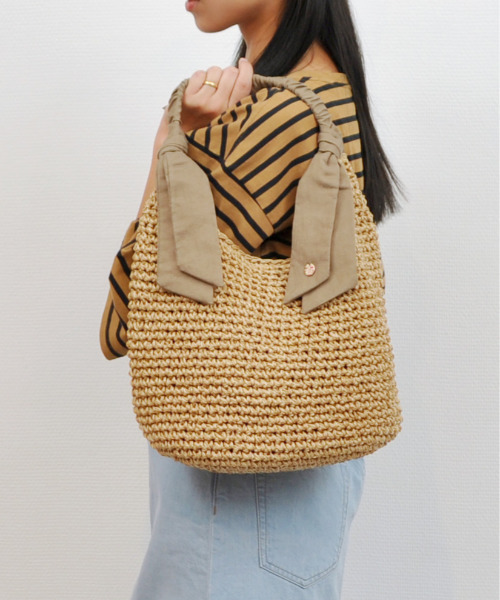 cache cache(カシュ カシュ)の「カシュカシュ cachecache / 下がりリボンワンハンドルトートバッグ(かごバッグ・レディース・マスタード/ラベンダー/ブルー/ブラウン/ピンク/ブラック/グリーン・FREE)」の3枚目の写真