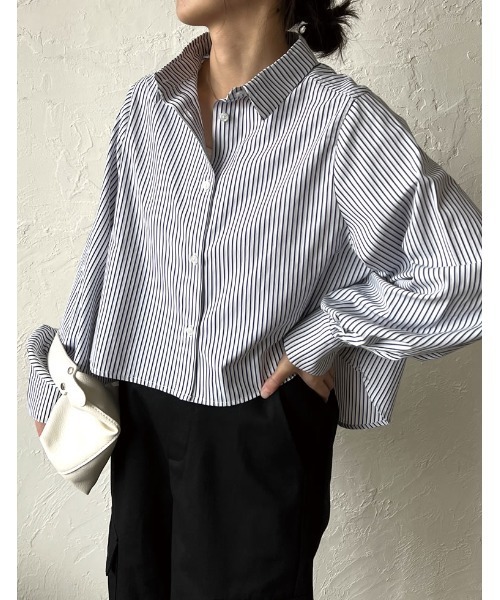 Re:EDIT（リエディ）の「[辻元舞さん着用][2023S/S COLLECTION]無地orストライプ柄ショート丈シャツ（シャツ/ブラウス・レディース・ブラック/ブルー/ホワイト×ブルー/ホワイト・LARGE/MEDIUM）」の3枚目の写真
