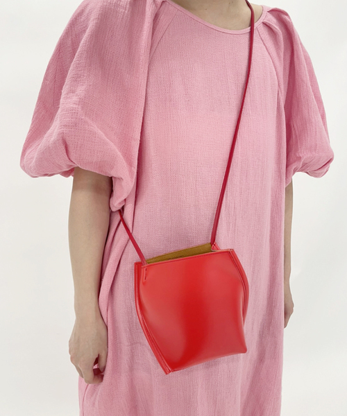 Courtney Orla（コートニーオーラ）の「【COURTNEY ORLA / コートニーオーラ】SLOPE TOTE mini（ショルダーバッグ・レディース・ブラック/レッド・FREE）」の2枚目の写真