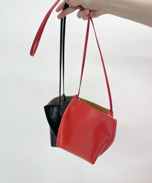 Courtney Orla（コートニーオーラ）の「【COURTNEY ORLA / コートニーオーラ】SLOPE TOTE mini（ショルダーバッグ・レディース・ブラック/レッド・FREE）」の5枚目の写真