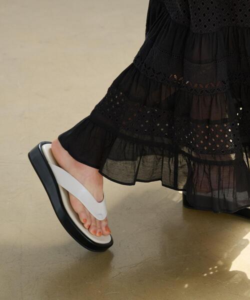 green label relaxing（グリーンレーベルリラクシング）の「プラット トングサンダル(3.5cmヒール)（サンダル・レディース・ブラック/オフホワイト・S/M/L/XL）」の3枚目の写真