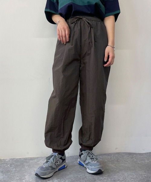 179/WG（イチナナキュウダブルジー）の「ナイロンジョガーパンツ（その他パンツ・レディース・チャコールグレー/パープル/グリーン・MEDIUM）」の2枚目の写真