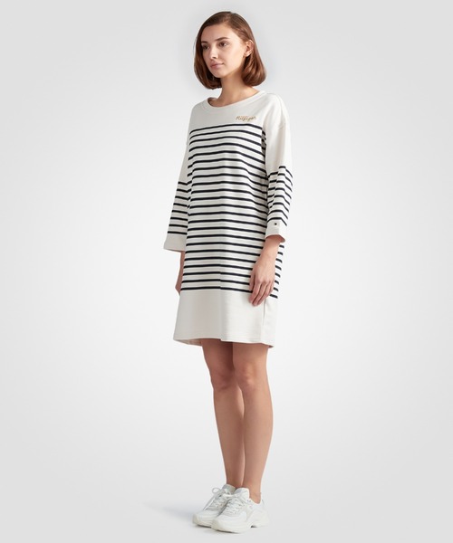 TOMMY HILFIGER(トミーヒルフィガー)の「リラックスストライプボートネックワンピース(ワンピース・レディース・ホワイト/ネイビー・SMALL/X-SMALL/MEDIUM)」の3枚目の写真