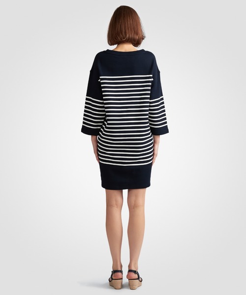 TOMMY HILFIGER(トミーヒルフィガー)の「リラックスストライプボートネックワンピース(ワンピース・レディース・ホワイト/ネイビー・SMALL/X-SMALL/MEDIUM)」の4枚目の写真