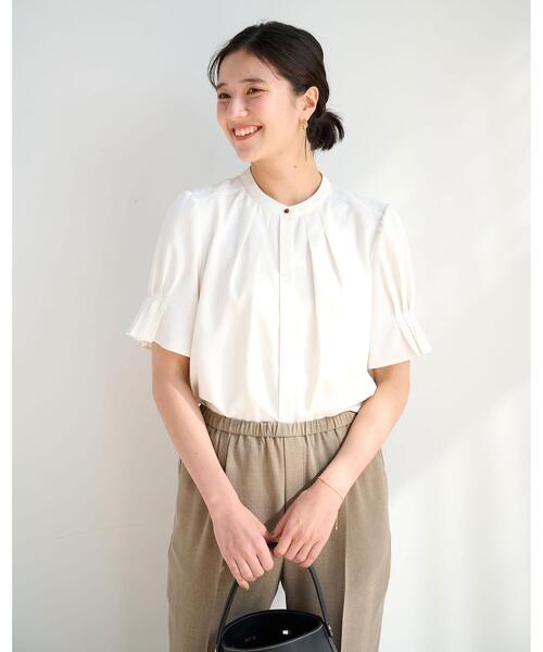 green label relaxing(グリーンレーベルリラクシング)の「スリーブタック ブラウス -マシンウォッシャブル-(シャツ/ブラウス・レディース・ブラック/ホワイト/ブラウン・FREE)」の2枚目の写真