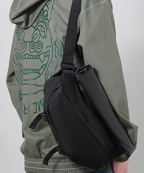 SVEC(シュベック)の「ロールトップ ショルダーバッグ(ショルダーバッグ・メンズ・ブラック/グレー・FREE)」の2枚目の写真