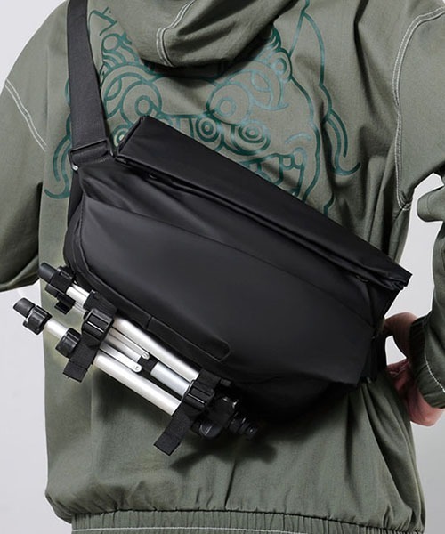 SVEC(シュベック)の「ロールトップ ショルダーバッグ(ショルダーバッグ・メンズ・ブラック/グレー・FREE)」の4枚目の写真