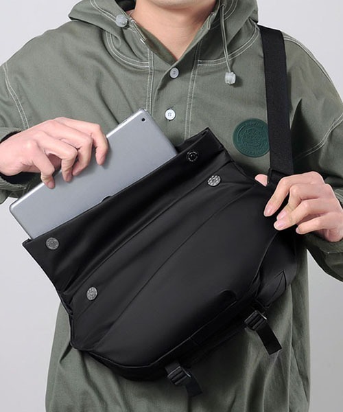 SVEC(シュベック)の「ロールトップ ショルダーバッグ(ショルダーバッグ・メンズ・ブラック/グレー・FREE)」の7枚目の写真