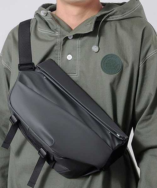 SVEC(シュベック)の「ロールトップ ショルダーバッグ(ショルダーバッグ・メンズ・ブラック/グレー・FREE)」の8枚目の写真