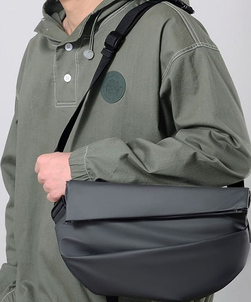 SVEC(シュベック)の「ロールトップ ショルダーバッグ(ショルダーバッグ・メンズ・ブラック/グレー・FREE)」の3枚目の写真