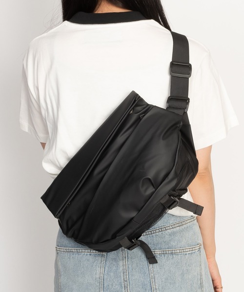 SVEC(シュベック)の「ロールトップ ショルダーバッグ(ショルダーバッグ・メンズ・ブラック/グレー・FREE)」の22枚目の写真