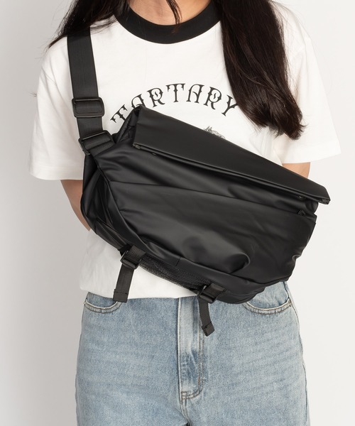 SVEC(シュベック)の「ロールトップ ショルダーバッグ(ショルダーバッグ・メンズ・ブラック/グレー・FREE)」の21枚目の写真