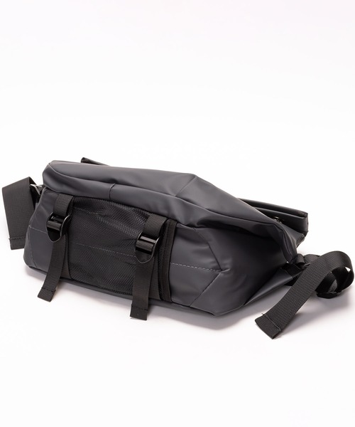 SVEC(シュベック)の「ロールトップ ショルダーバッグ(ショルダーバッグ・メンズ・ブラック/グレー・FREE)」の13枚目の写真