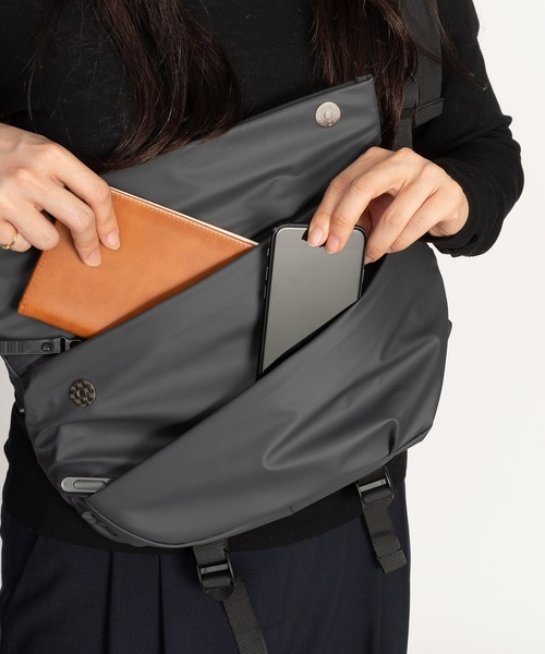 SVEC(シュベック)の「ロールトップ ショルダーバッグ(ショルダーバッグ・メンズ・ブラック/グレー・FREE)」の17枚目の写真
