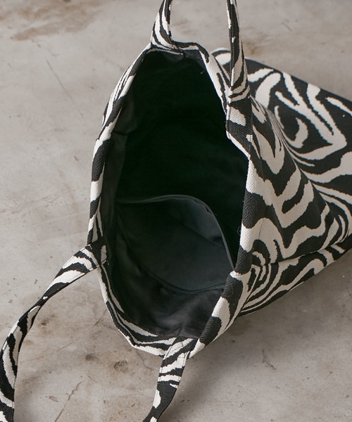 Actually（アクチュアリー）の「アニマルジャガードトート（トートバッグ・レディース・ゼブラ/アニマル・フリー）」の8枚目の写真
