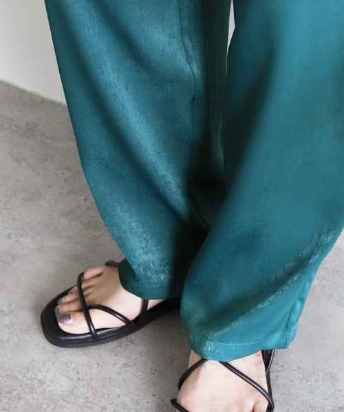 reca（レカ）の「グロッシーサテンイージーワイドラフパンツ（その他パンツ・レディース・ブラック/ベージュ系/ブルー系/ブラウン・FREE）」の5枚目の写真