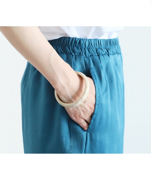 reca（レカ）の「グロッシーサテンイージーワイドラフパンツ（その他パンツ・レディース・ブラック/ベージュ系/ブルー系/ブラウン・FREE）」の17枚目の写真