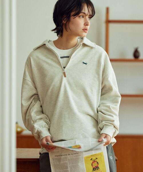 TOWNCRAFT(タウンクラフト)の「TOWN CRAFT/タウンクラフト 別注 ポロネック ハーフジップスウェット/ワンポイントロゴ/ビックシルエット(スウェット・メンズ・ベージュ/ネイビー/オフホワイト/チャコール・MEDIUM/LARGE)」の2枚目の写真