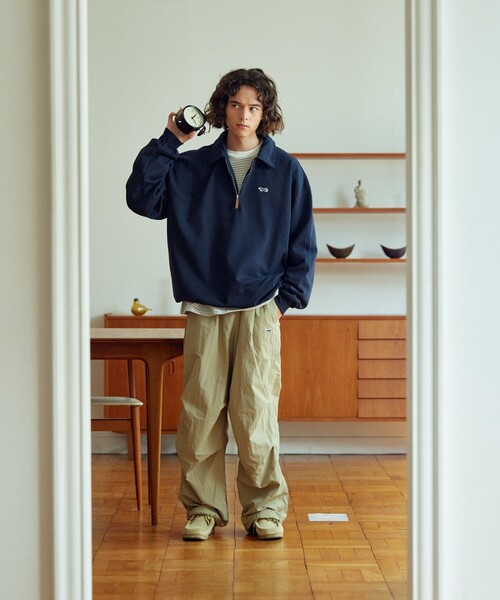 TOWNCRAFT(タウンクラフト)の「TOWN CRAFT/タウンクラフト 別注 ポロネック ハーフジップスウェット/ワンポイントロゴ/ビックシルエット(スウェット・メンズ・ベージュ/ネイビー/オフホワイト/チャコール・MEDIUM/LARGE)」の22枚目の写真