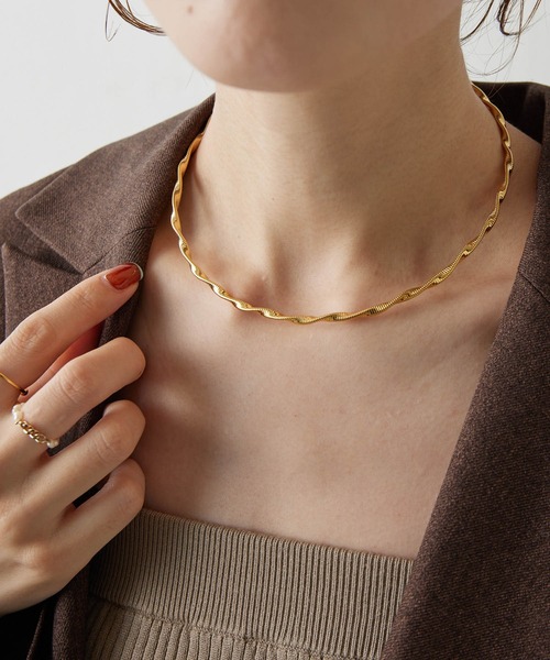 PAPILLONNER（パピヨネ）の「ツイストフープチョーカー（ネックレス・レディース・ゴールド/シルバー・FREE）」の2枚目の写真