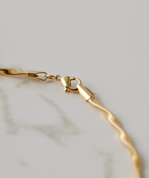 PAPILLONNER（パピヨネ）の「ツイストフープチョーカー（ネックレス・レディース・ゴールド/シルバー・FREE）」の5枚目の写真
